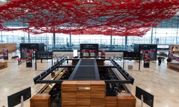 Foto: Gandrīz desmit gadus pēc plānotā termiņa atklāta jaunā Berlīnes lidosta