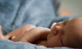 Drīzumā mamma varēs pati izņemt bērniņu! Ģimenei draudzīgas iespējas ķeizargriezienā