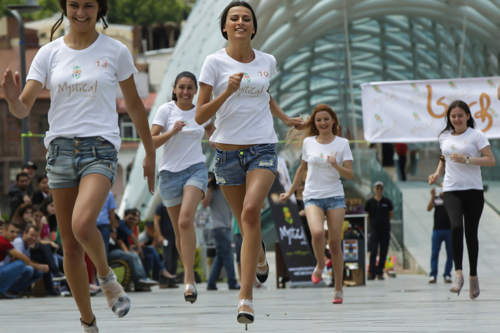 В Тбилиси девушки устроили забег на высоких каблуках