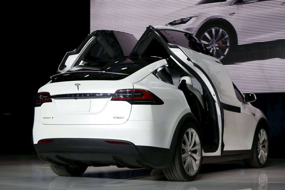 Tesla представила Model X — с вертикальными дверьми и кнопкой "биотревоги"