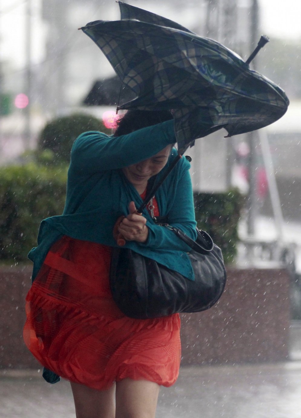 Чуть не унесенные ветром. 22 фото людей, подло преданных своими зонтиками