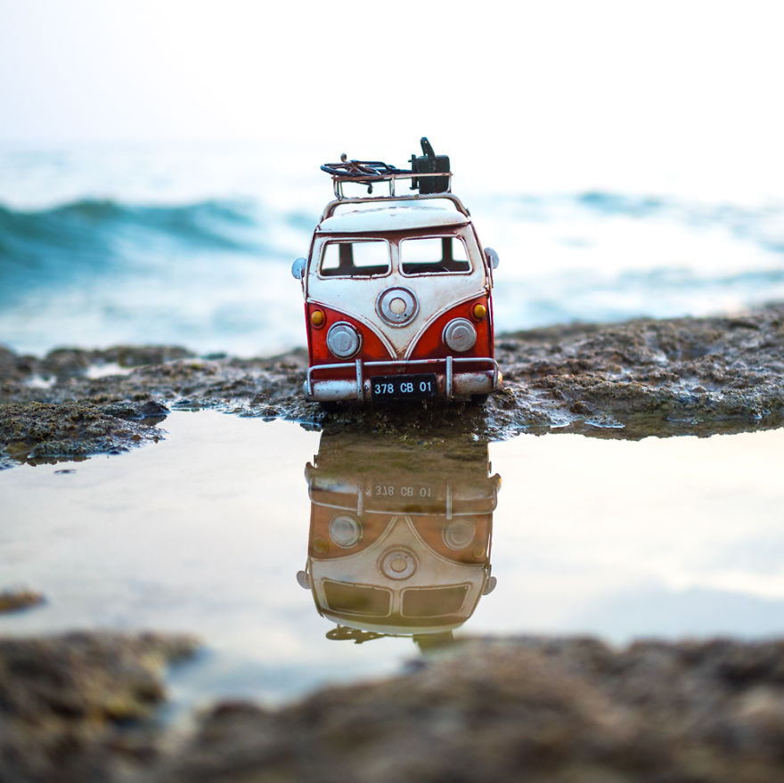 Фотограф путешествует по миру и делает чудесные фото игрушечных машинок