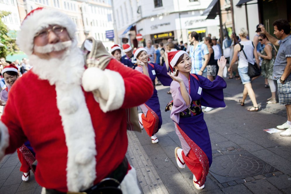Сотни Санта-Клаусов собрались на ежегодный конгресс в Копенгагене