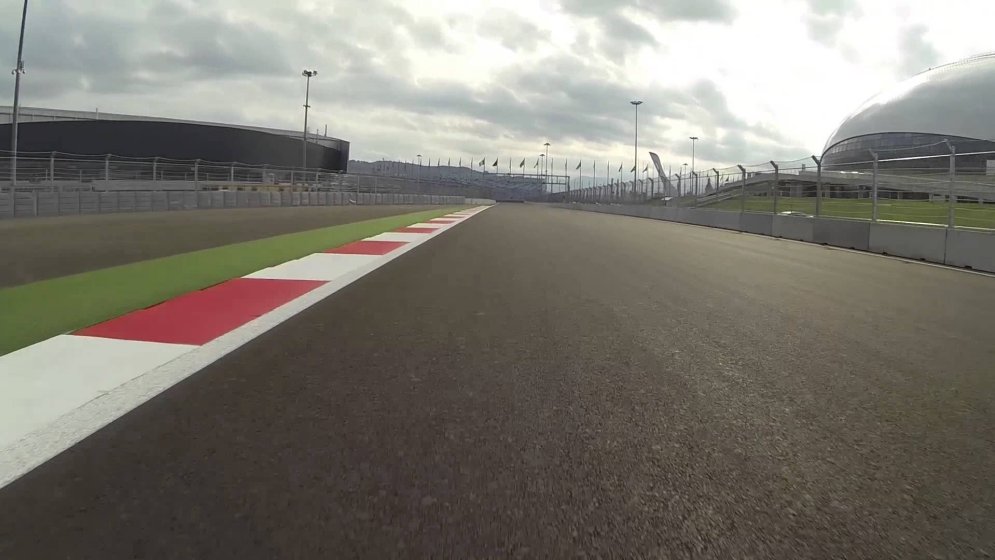 ВИДЕО: Полный круг Себастьяна Феттеля по самой скучной трассе «Формулы-1» - в Сочи