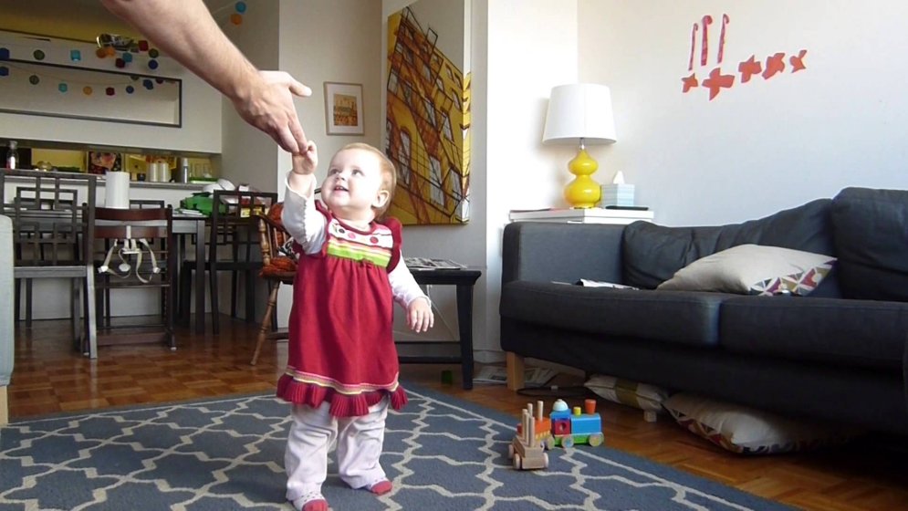 Люси учится ходить: трогательное видео попыток малышки сделать первые шаги