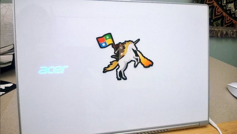Новый фетиш Microsoft: наклейка с котом с флагом на огнедышащем единороге