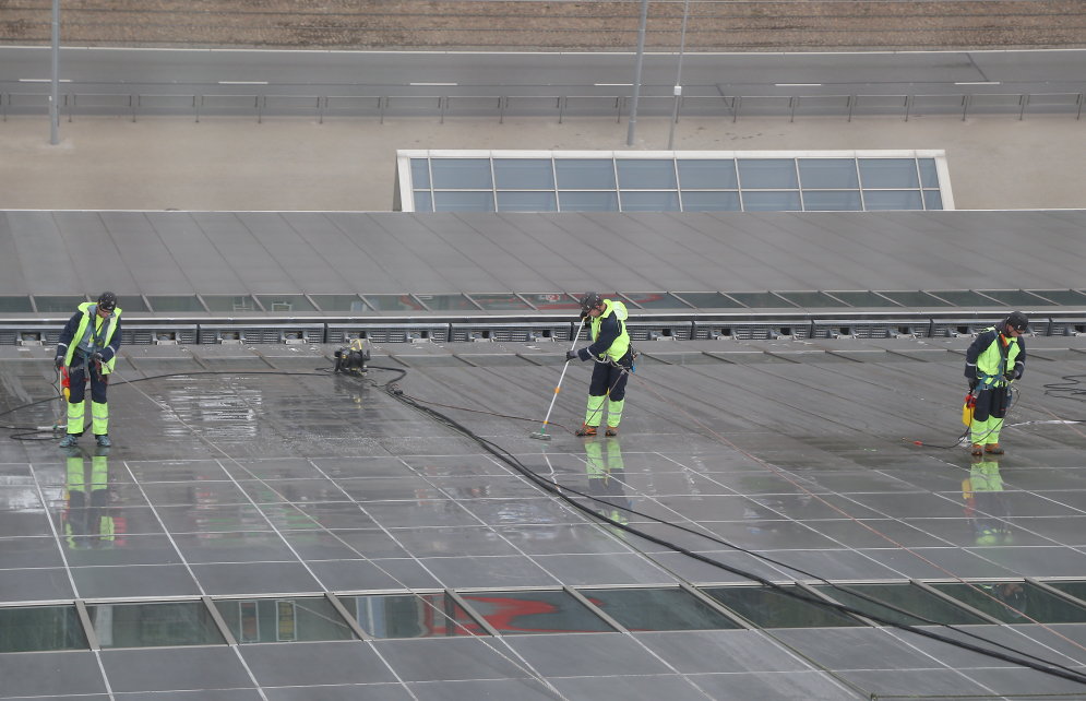 Смотри, какие нанотехнологии используют при чистке крыши "Замка света" за €117 000!