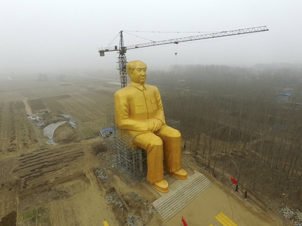 В Китае появилась ужасно нелепая золотая статуя Мао Цзэдуна в красивых ботинках