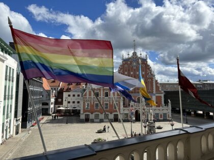 Pie Rīgas domes izkārts LGBTQ karogs; divas partijas neapmierinātas