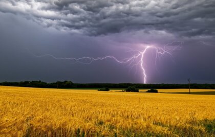 Красное предупреждение: грозы и сильный ливень продолжатся ночью