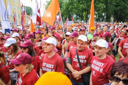 ФОТО. На акцию протеста, организованную Шлесерсом, вышли более 1 000 человек