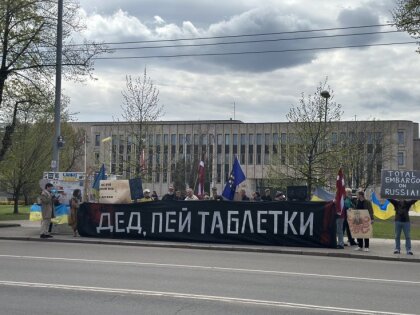 "Мы вам не соотечественники". Напротив посольства РФ прошел пикет против вмешательства России в политику Латвии