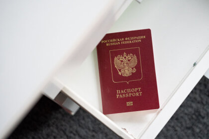 "Брошусь я в окно!" Более 10 граждан РФ получили предписания покинуть Латвию — скорее всего, по ошибке