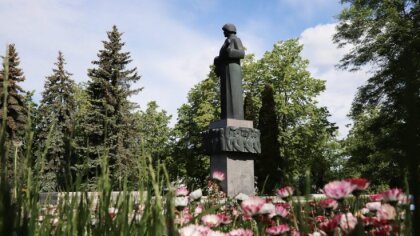'Karavīrs vicina automātu' – Saeima vērtēs ideju kapus atbrīvot no padomju simboliem