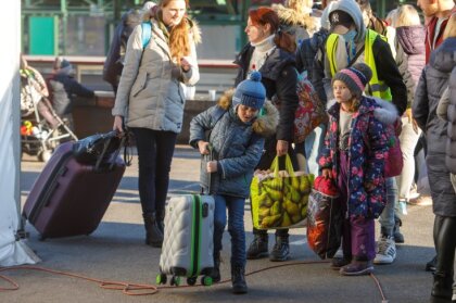 Поток украинских беженцев в Латвии стабилизируется