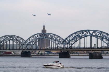 ФОТО. Над Ригой пролетели стратегические бомбардировщики союзников (ОБНОВЛЕНО)