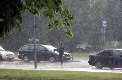 Lielgraudu krusa skārusi Sēliju, negaiss turpināsies arī naktī uz ceturtdienu