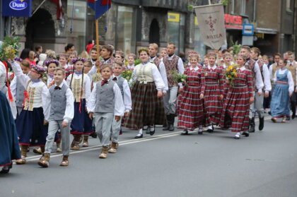 ФОТО: Банк Латвии в честь Праздника песни выпустит монету особой формы