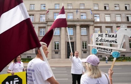 ФОТО. У здания правительства протестуют против ратификации Стамбульской конвенции