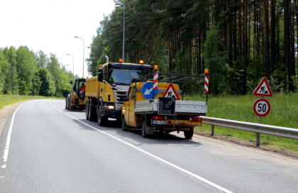 На неcкольких участках ремонтируемых дорог приходится проводить до часа