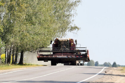 Uz ceļiem biežāk jārēķinās ar lielgabarīta lauksaimniecības tehniku, brīdina LVC