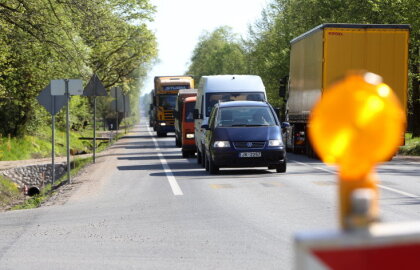 Carnikavā deg elektrības stabi; bloķēta satiksme virzienā uz Ādažiem