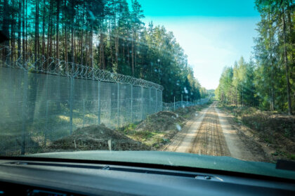 Caurums ES žogā un līdz ūkai piekrauti 'Priusi' – kas notiek uz Baltkrievijas robežas