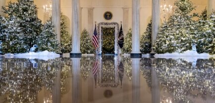 ФОТО. Белый дом в США "одели" к Рождеству в стиле Трампа — много золота, много зелени