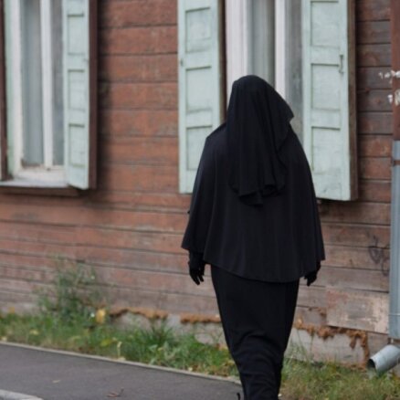 Sievietei burkā Latvijā klātos grūti, liecina LTV un 'Delfi' eksperiments