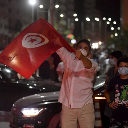 Valsts glābšana vai apvērsums: Tunisijas demokrātija sava lielākā pārbaudījuma priekšā