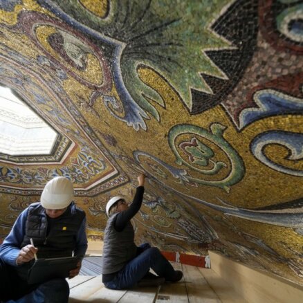ФОТО. Во Флоренции "чинят" древнюю мозаику и это — редкий шанс залезть и увидеть ее на расстоянии вытянутой руки