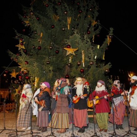 Foto: Krastmalā iemirdzas Ziemassvētku eglīte