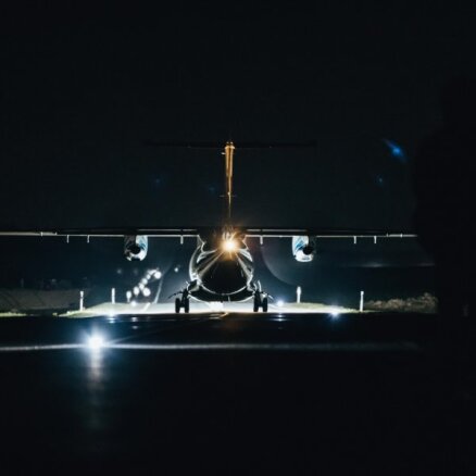 Video: Mācību laikā uz Liepājas šosejas nolaižas NATO lidmašīna