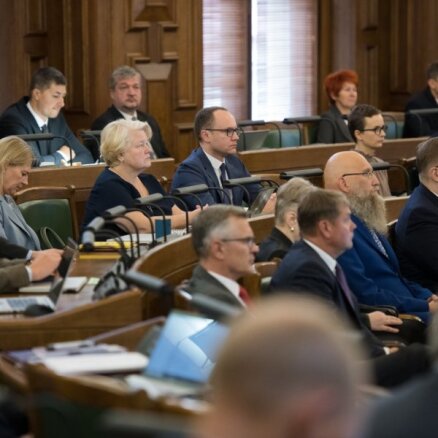 Deputāti rosina Saeimas sēdes rīkot klātienē