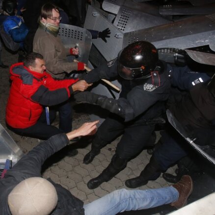 Kijevā demonstrāciju dalībnieki bloķē valdības ēku