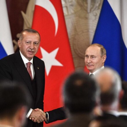 Putins pauž Erdoganam vēlmi stiprināt ekonomisko sadarbību