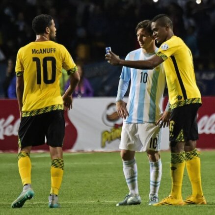 Jamaikas izlases futbolists laukumā uzņem ar selfiju ar Mesi