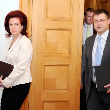 Домбровскис и "националы" наконец договорились о сокращении ВНЖ