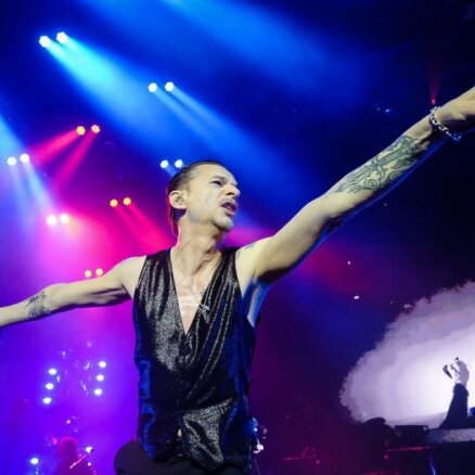Foto: Pārpildītā 'Arēnā Rīga' ar jaudīgu šovu uzstājas 'Depeche Mode'