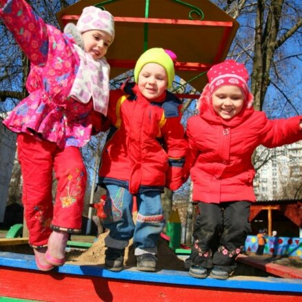 Демограф: Латвия тратит на семьи с детьми 1% ВВП, это антирекорд