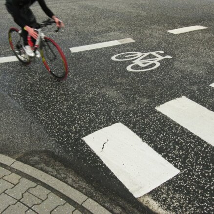 Jaunie satiksmes noteikumi neaizliegs velosipēdistiem braukt pa ietvi, skaidro CSDD