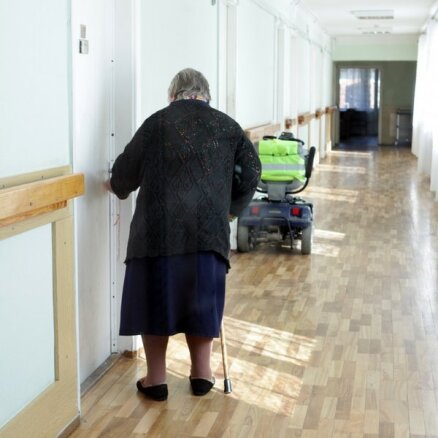 Sociālo aprūpes iestāžu darbiniekiem samazina pašizolācijas laiku