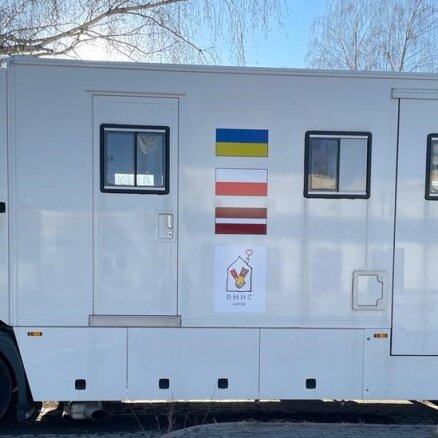 Latvijas 'Mobilais veselības aprūpes centrs' devies sniegt palīdzību Ukrainā