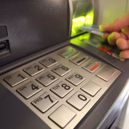 67 банкоматов Swedbank еще две недели принимают латы