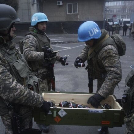 Almati ielās manīti karavīri ANO zilajās ķiverēs