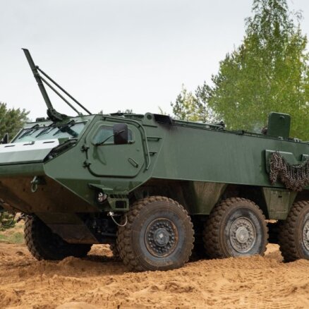 Foto: Prezentē Somijas uzņēmuma 'Patria' ražoto 6x6 transportlīdzekļa prototipu