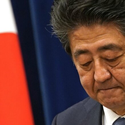 Slimības dēļ atkāpjas Japānas premjers Abe