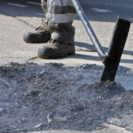 Karstā laikā uz nokalpojušajiem asfalta segumiem var rasties izsvīdumi, brīdina LVC