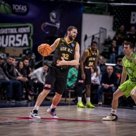 Strēlnieks gūst 17 punktus un ieved AEK FIBA Čempionu līgas otrajā kārtā