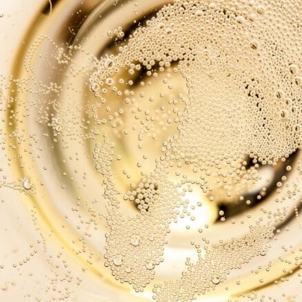 Kas jāzina par šampanieša baudīšanu šovasar?